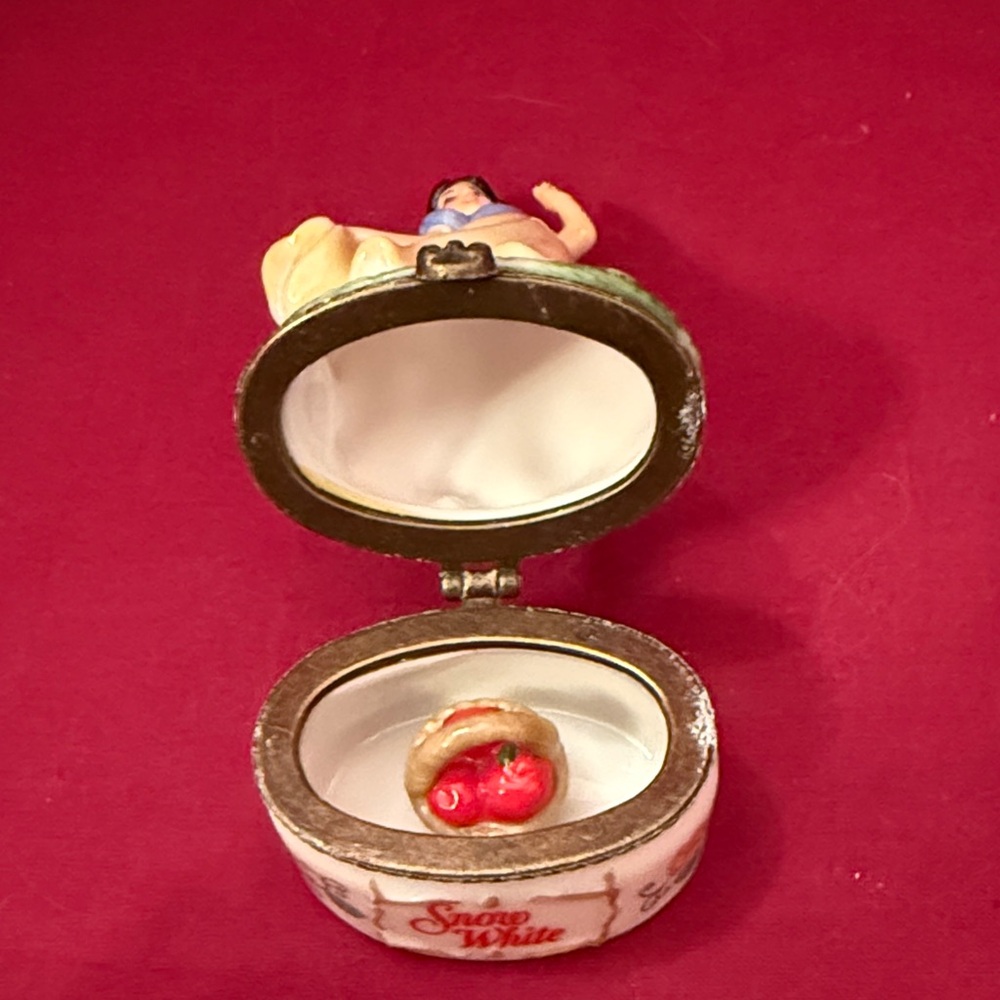Disney Snow White Porcelain Trinket Box with Apple Basket - Picture 7 of 10